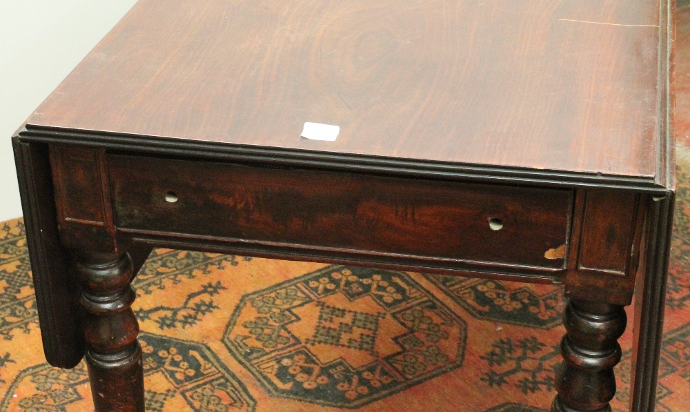 Large Victorian mahogany Pembroke table with two leaves and end drawer, on turned, legs, 122cm long - Image 3 of 3
