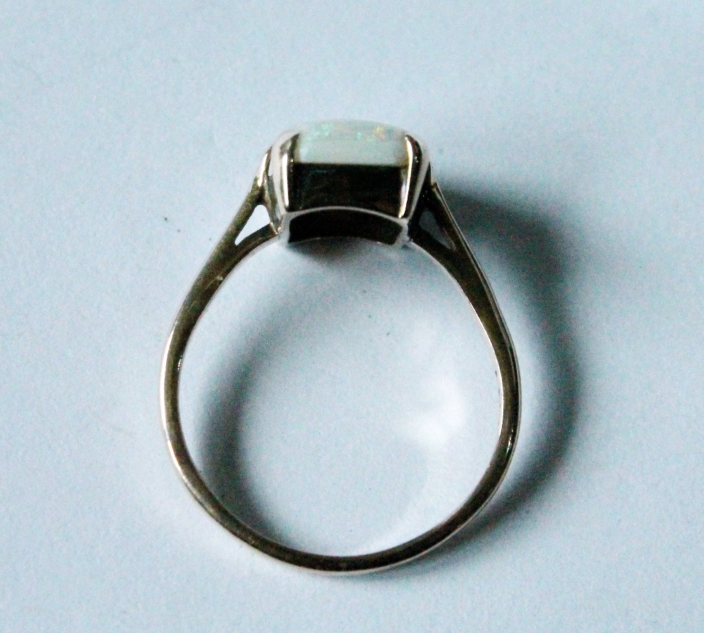 Opal ring with rectangular opal in gold, '9ct'. - Image 2 of 3