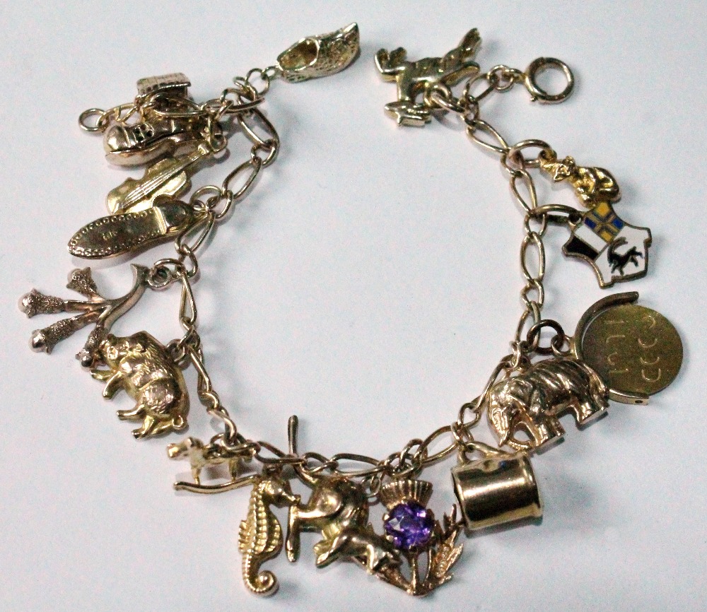 9ct gold charm bracelet. Condition Report 18g