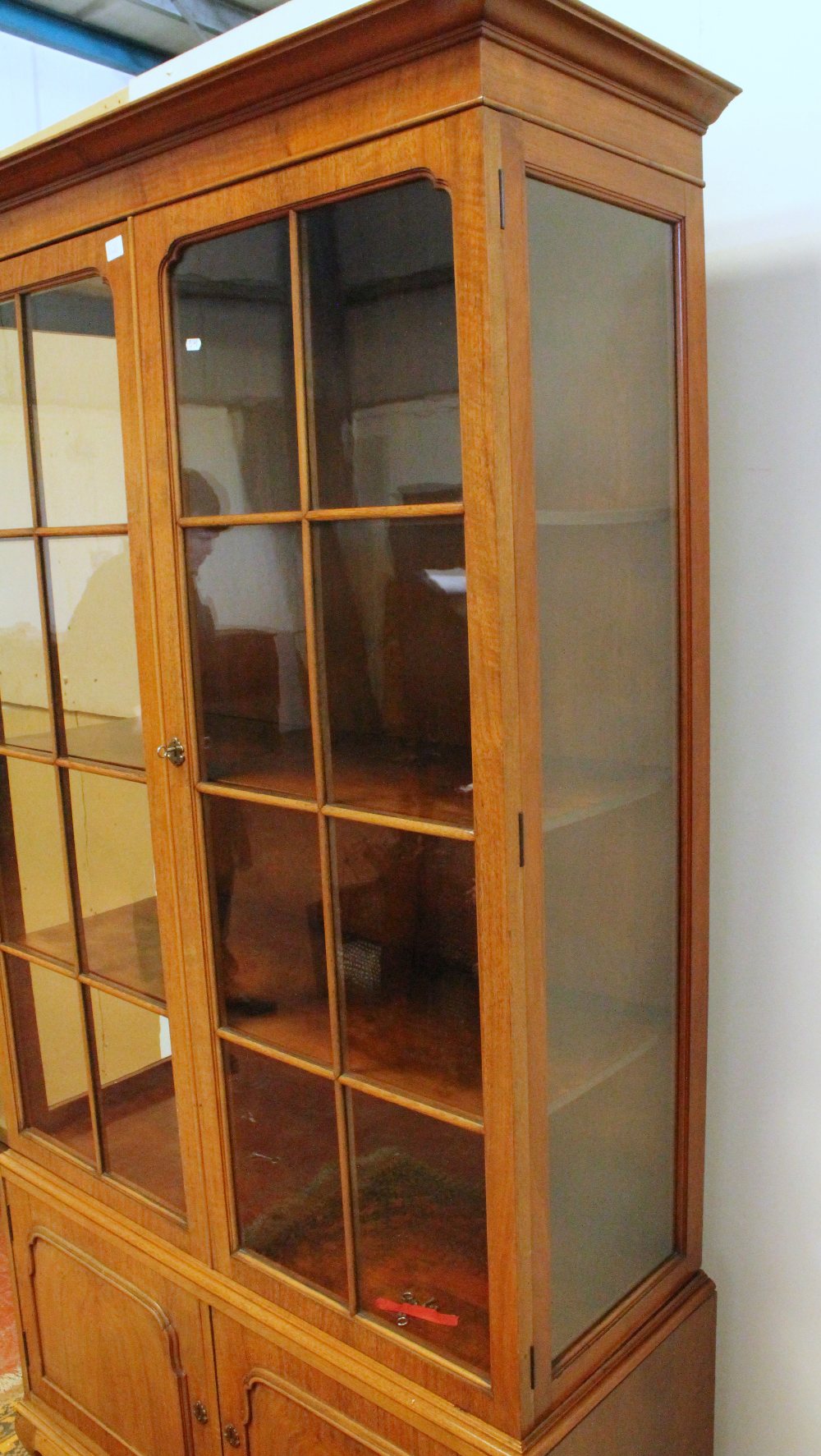 Early 20th century walnut display cabinet in the Whytock & Reid manner with moulded cornice above - Image 2 of 2