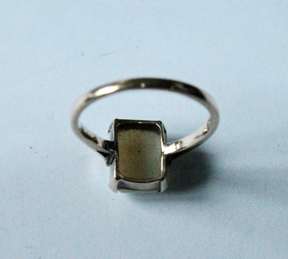 Opal ring with rectangular opal in gold, '9ct'. - Image 3 of 3