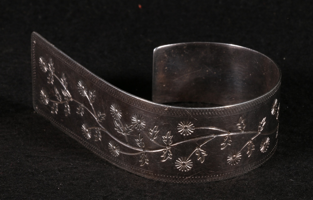 Modern Scottish silver bangle with engraved floral decoration by W C F Edinburgh 1989, approx.