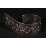 Modern Scottish silver bangle with engraved floral decoration by W C F Edinburgh 1989, approx.