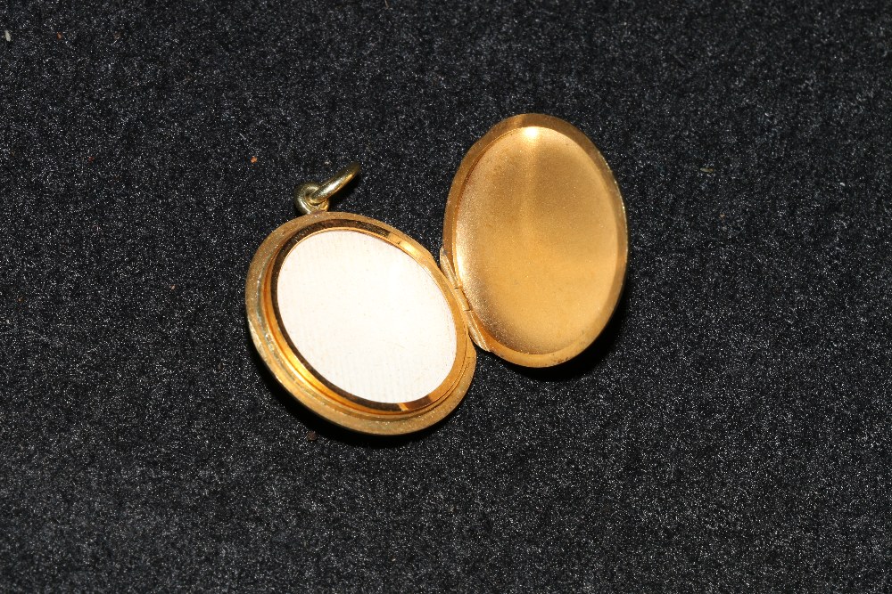 Edwardian circular enamel pearl set gilt locket with suspension ring. 25mm CONDITION REPORT: No - Image 3 of 3