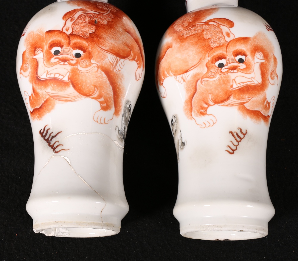 Pair of Chinese late 19th century / early 20th century vases decorated with shi shi dogs in an - Image 4 of 5