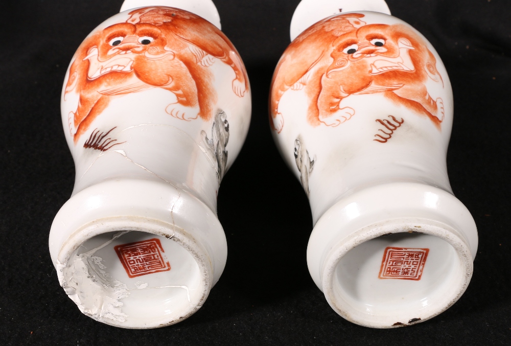 Pair of Chinese late 19th century / early 20th century vases decorated with shi shi dogs in an - Image 3 of 5