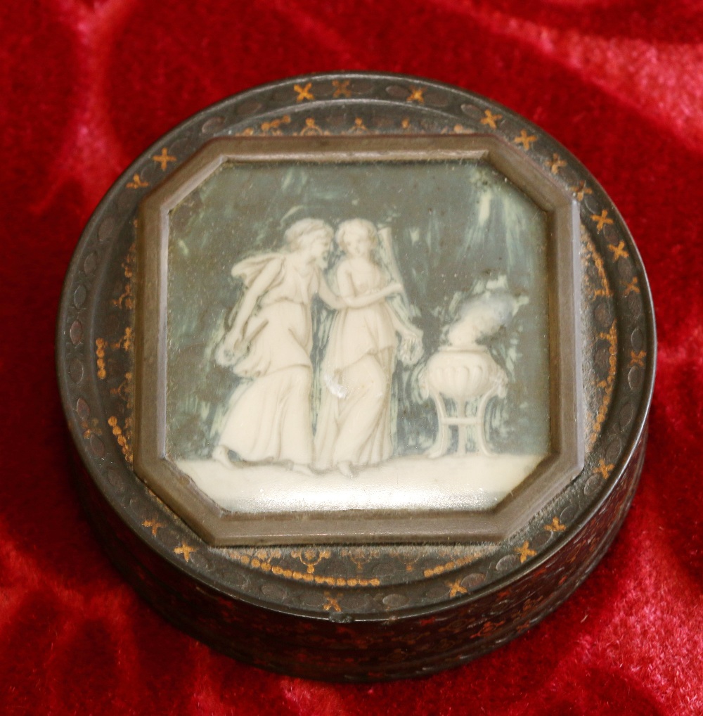 Early 19th century French gilt inlaid tortoiseshell circular snuff box, mounted with ivory panel