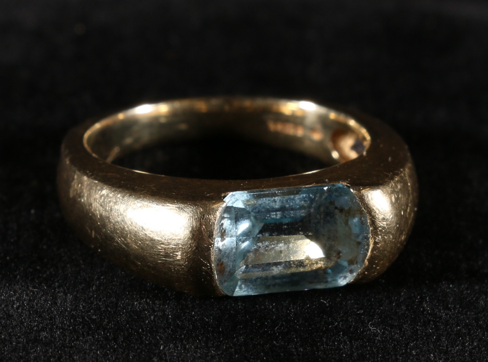 14ct gold gents ring set with pale blue baguette stone,