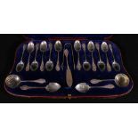 Edwardian cased silver eighteen piece teaspoon set comprising a pair of sugar shovels, sifter,