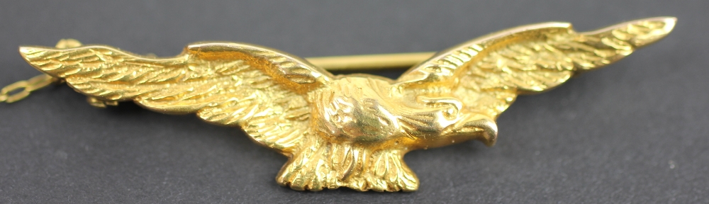 A 9ct yellow gold brooch in the form of an eagle, Edinburgh 1941, with attached safety chain,