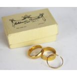 Two 22ct yellow gold wedding bands, total weight 11.