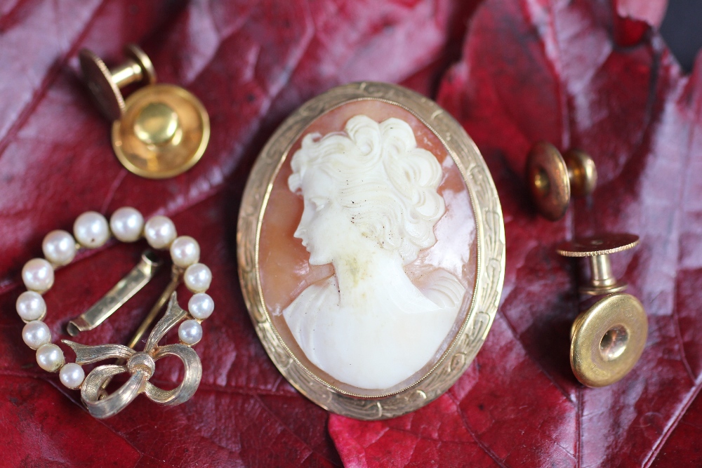 A collection of jewellery to include; a carved shell cameo brooch within 9ct yellow gold mount,