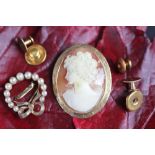 A collection of jewellery to include; a carved shell cameo brooch within 9ct yellow gold mount,
