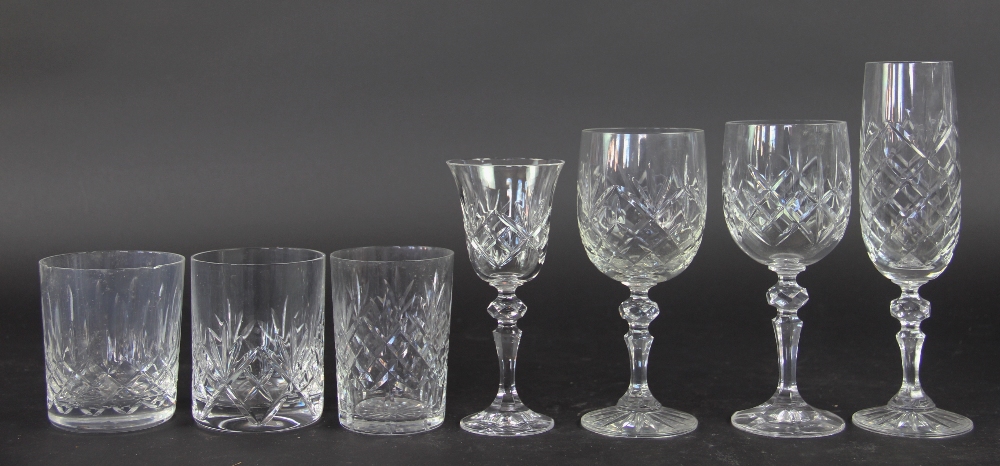 A collection of 19th Century and later glass wares; to include a muffin dish and cover; - Bild 3 aus 3