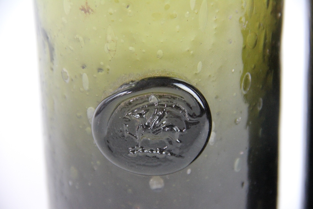 An early 19th green glass seal bottle, - Bild 2 aus 2