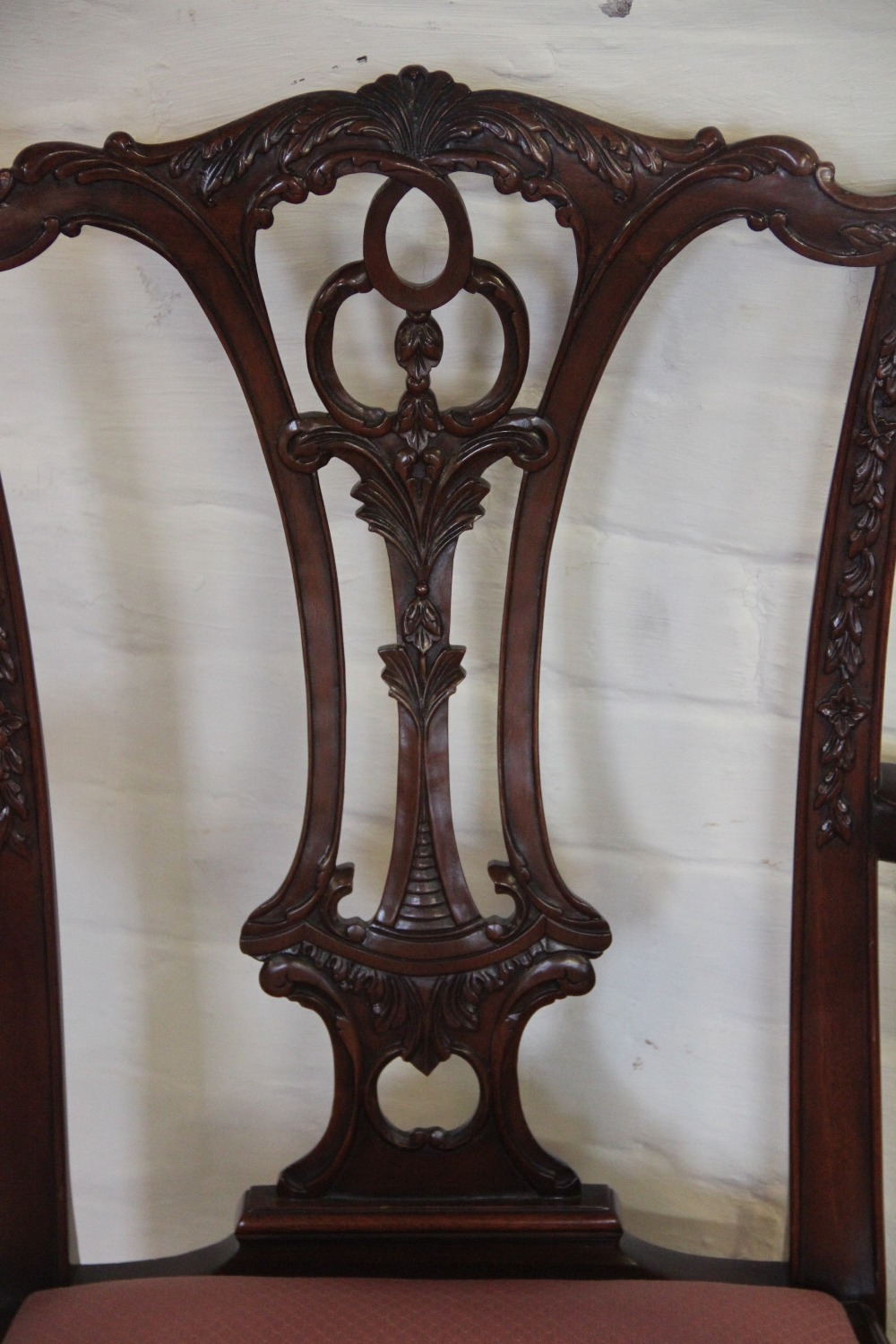 A set of ten Chippendale style carved mahogany dining chairs, including two with arms, - Bild 5 aus 5
