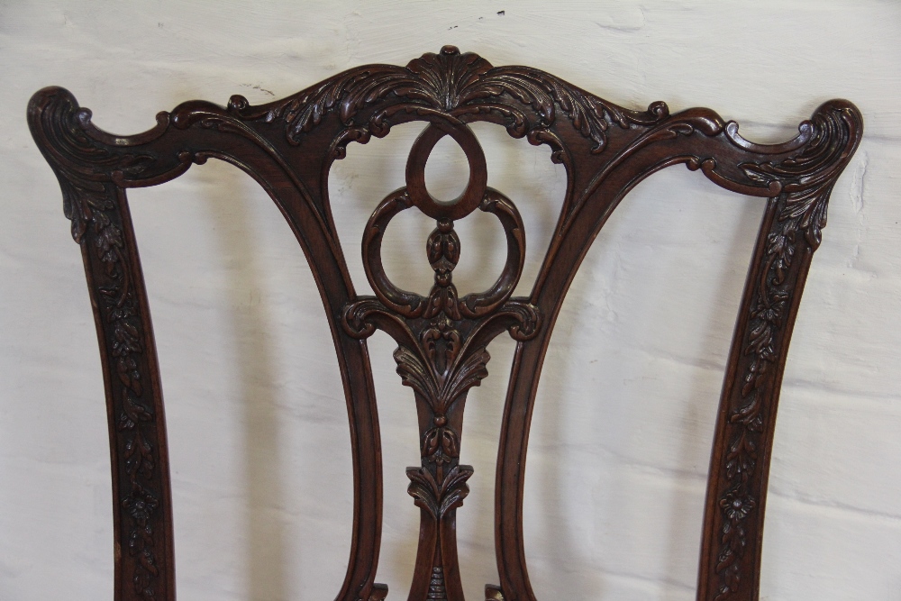 A set of ten Chippendale style carved mahogany dining chairs, including two with arms, - Bild 3 aus 5