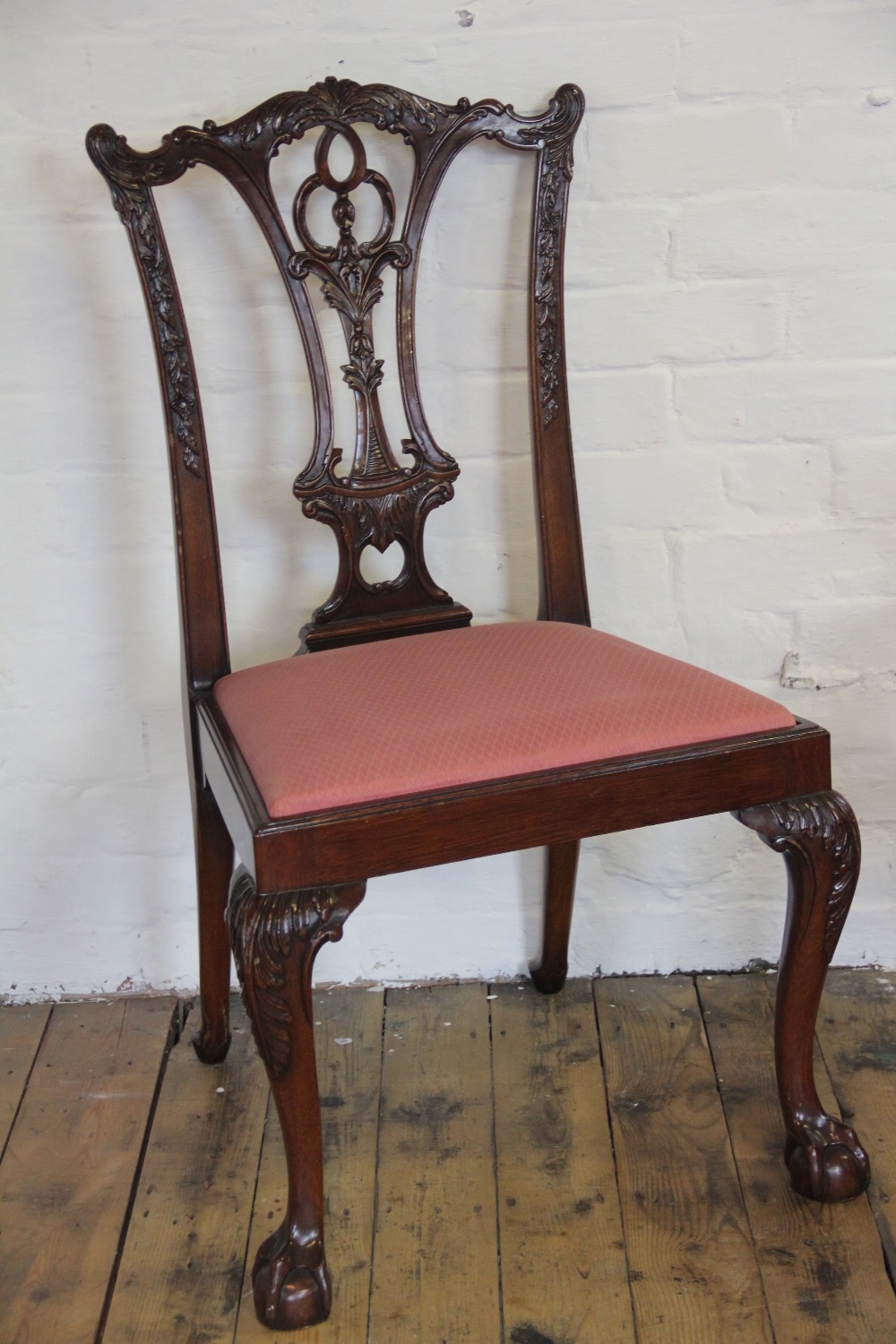 A set of ten Chippendale style carved mahogany dining chairs, including two with arms, - Bild 2 aus 5