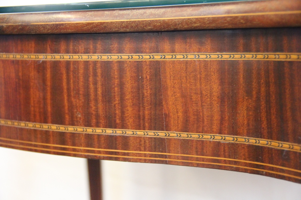 An Edwardian inlaid mahogany serpentine occasional table, on tapered square legs, - Bild 2 aus 2