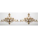 COPPIA APPLIQUES a cinque luci in ferro battuto dorato. Italia XX secolo Misure: cm 91 x 59