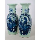 COPPIA VASI in porcellana nei toni del verde e del blu decorati con paesaggi orientali. Cina XX