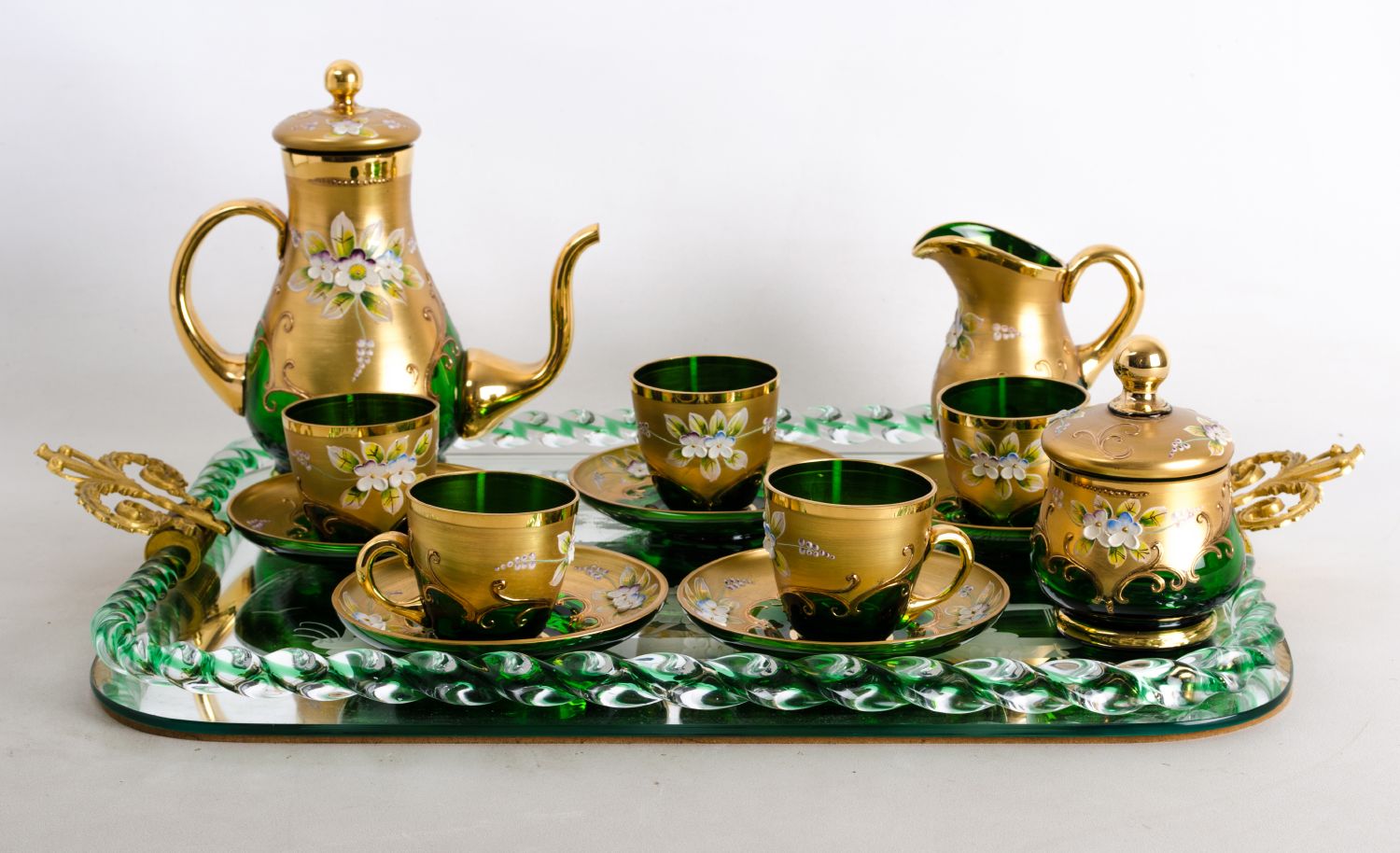 SERVIZIO da caffe' in vetro nei toni del verde decorato in oro ed a motivo floreale composto da