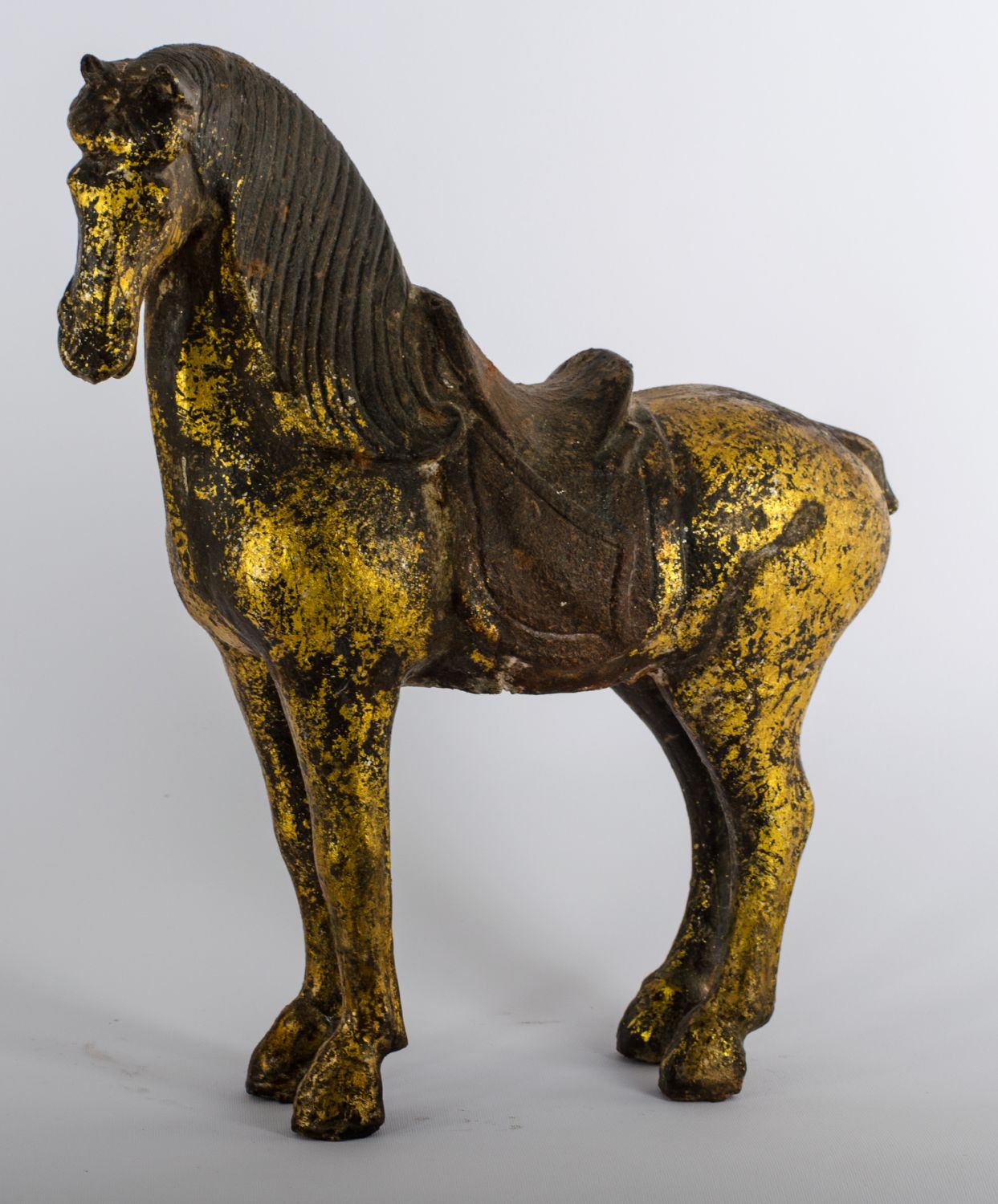 SCULTURA in legno dorato raffigurante "cavallo". Cina XIX secolo Misure: cm 31 x 33