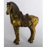 SCULTURA in legno dorato raffigurante "cavallo". Cina XIX secolo Misure: cm 31 x 33