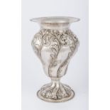 VASO in argento (g. 573). XX secolo Misure: h cm 24,5