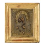 ICONA "Madonna con Bambino" con riza entro cornice in legno dorato ad oro zecchino. Est Europa XIX