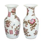 COPPIA VASI in porcellana bianca decorata a motivo floreale. Cina XIX secolo Misure: h cm 44