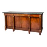 CREDENZA stile Impero in mogano e piuma di mogano a quattro ante e tre cassetti, piano in marmo