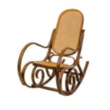 DONDOLO stile thonet in faggio curvato a fuoco. Meta' '900 Misure: cm 52 x 109 x h 96