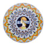 PIATTO in ceramica Faenza decorata a motivo fogliaceo con medaglione centrale raffigurante "