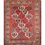 TAPPETO Bakhtyar, trama e ordito in cotone, vello in lana. Persia XX secolo Misure: cm 200 x 160