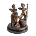 GRUPPO in bronzo fusione a cera persa raffigurante "putti alati", base in marmo nero venato.