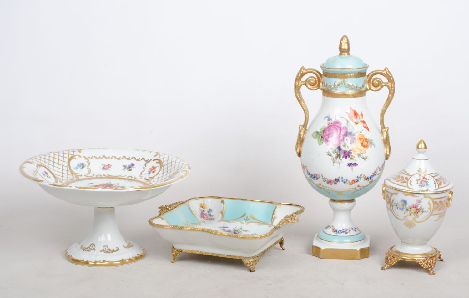 LOTTO composto da ALZATA, due POTICHE e da CENTROTAVOLA in porcellana Limoges decorata a motivo