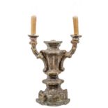 CANDELABRO Luigi XIV a due fiamme in legno argentato. Italia XVIII secolo Misure: h cm 40