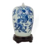 POTICHE in porcellana decorata. Cina XIX secolo Misure: h cm 31