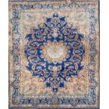 TAPPETO Kirman Laver blu, trama e ordito in cotone, vello in lana. Persia XX secolo Misure: cm 320 x