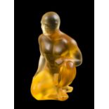 SCULTURE in cristallo Lalique nei toni dell ambra raffigurante "nudo maschile". XX secolo Misure: