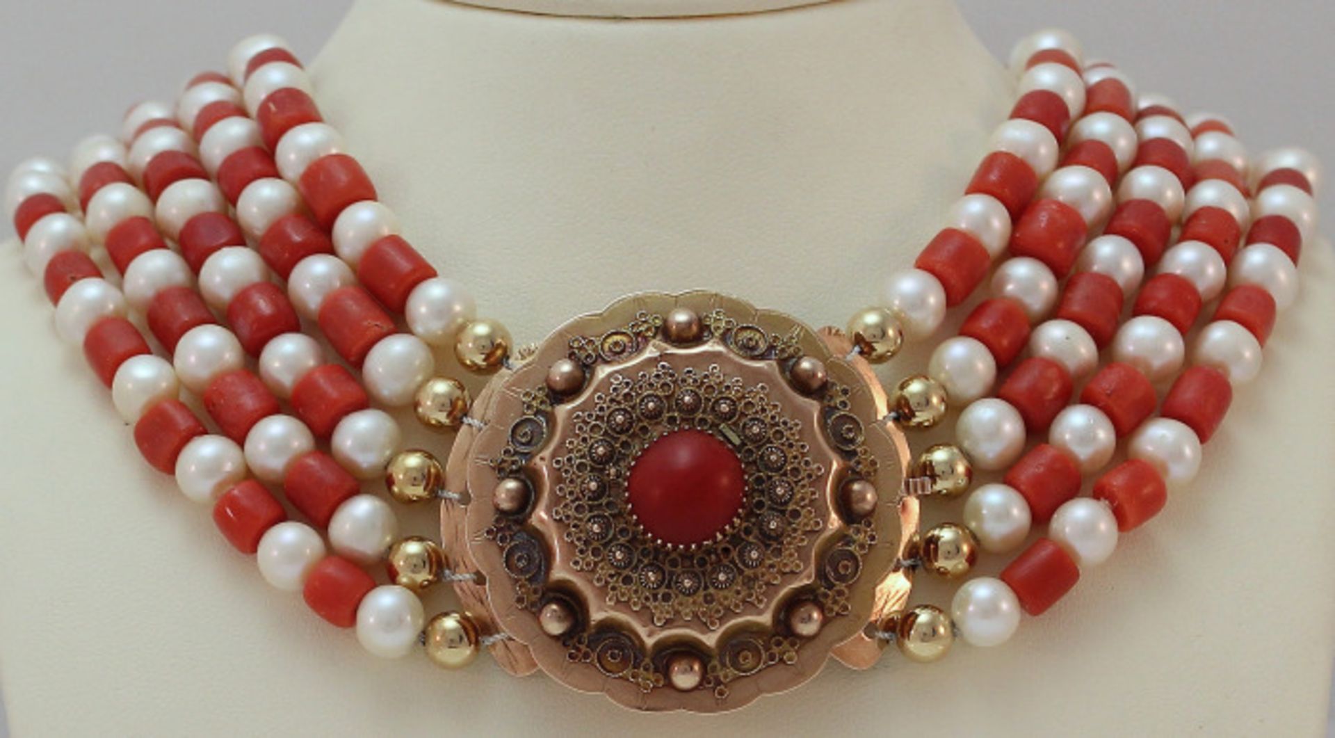Necklace with red coral and freshwater pearl with large antique GG, 585/000, lock with red coral.