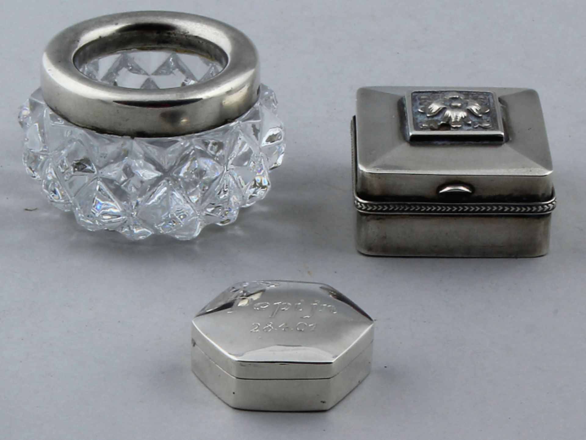 Lot of 2 silver pillboxes (875/000) and 1x crystal salt bowl with silver rim (925/000). Silver