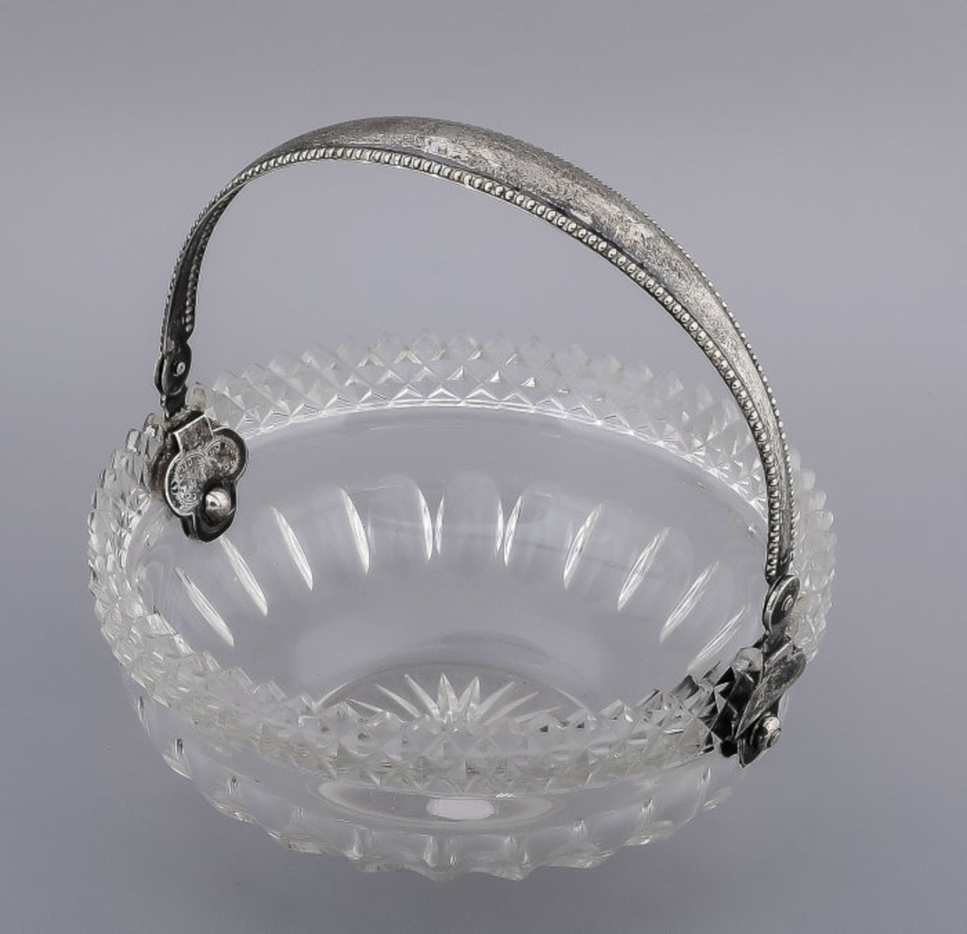 Beautiful crystal coupe with almond and ruitslijpsel. The coupe is fitted with a silver clasp