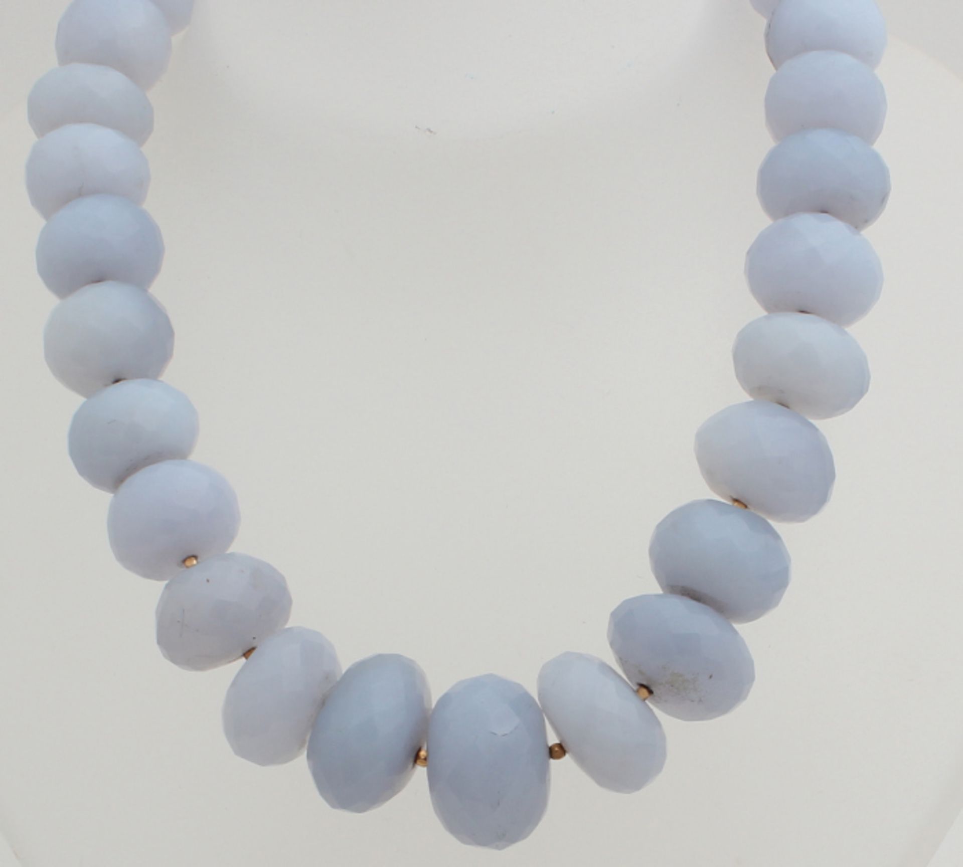 Necklace with chalcedony. Necklace with faceted chalcedoonkralen, graded in size 15-21 mm with