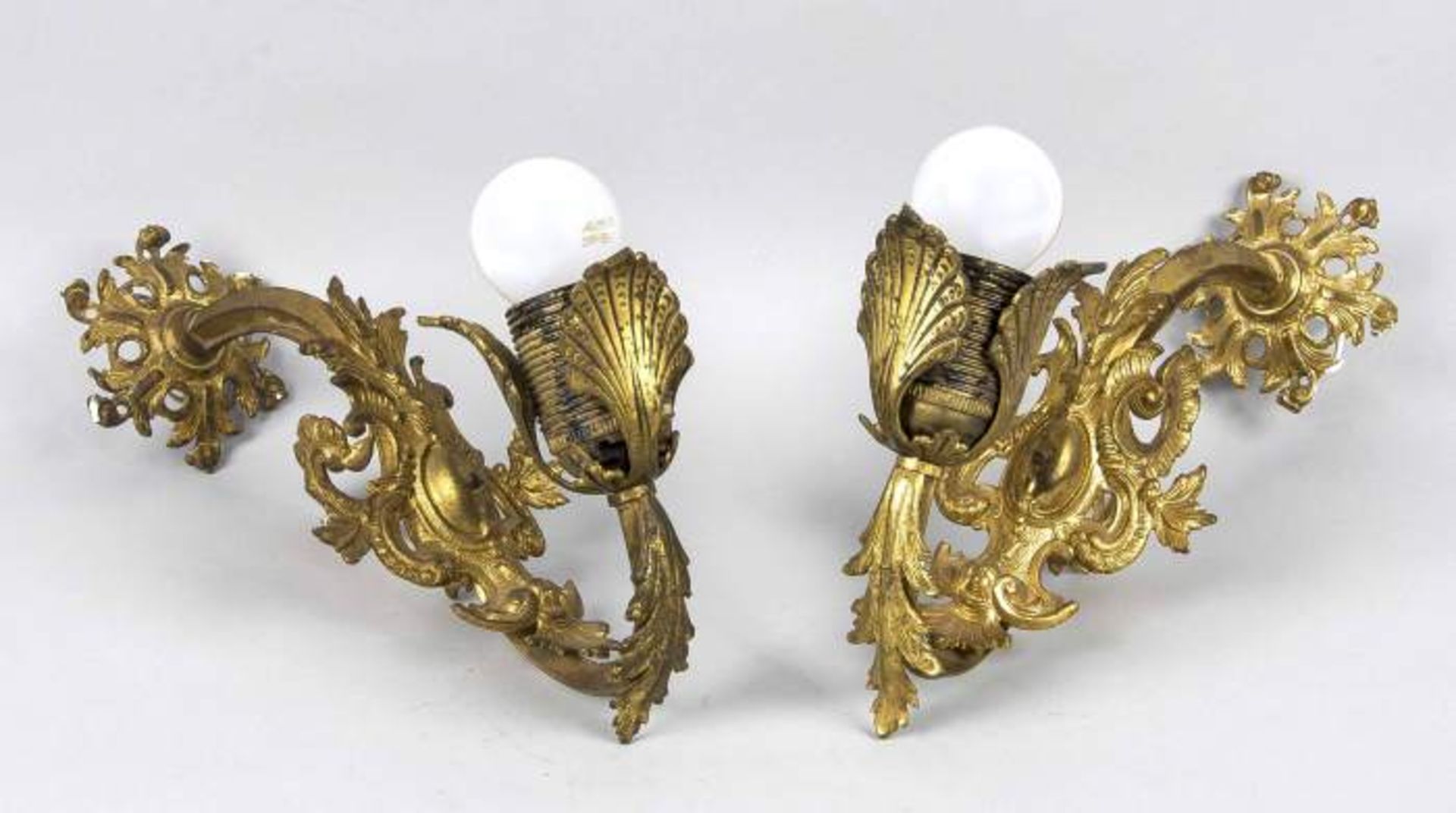 Two old brass wall sconces, 20th century. In good condition. 26x10x22cm.    Zwei alte Messing