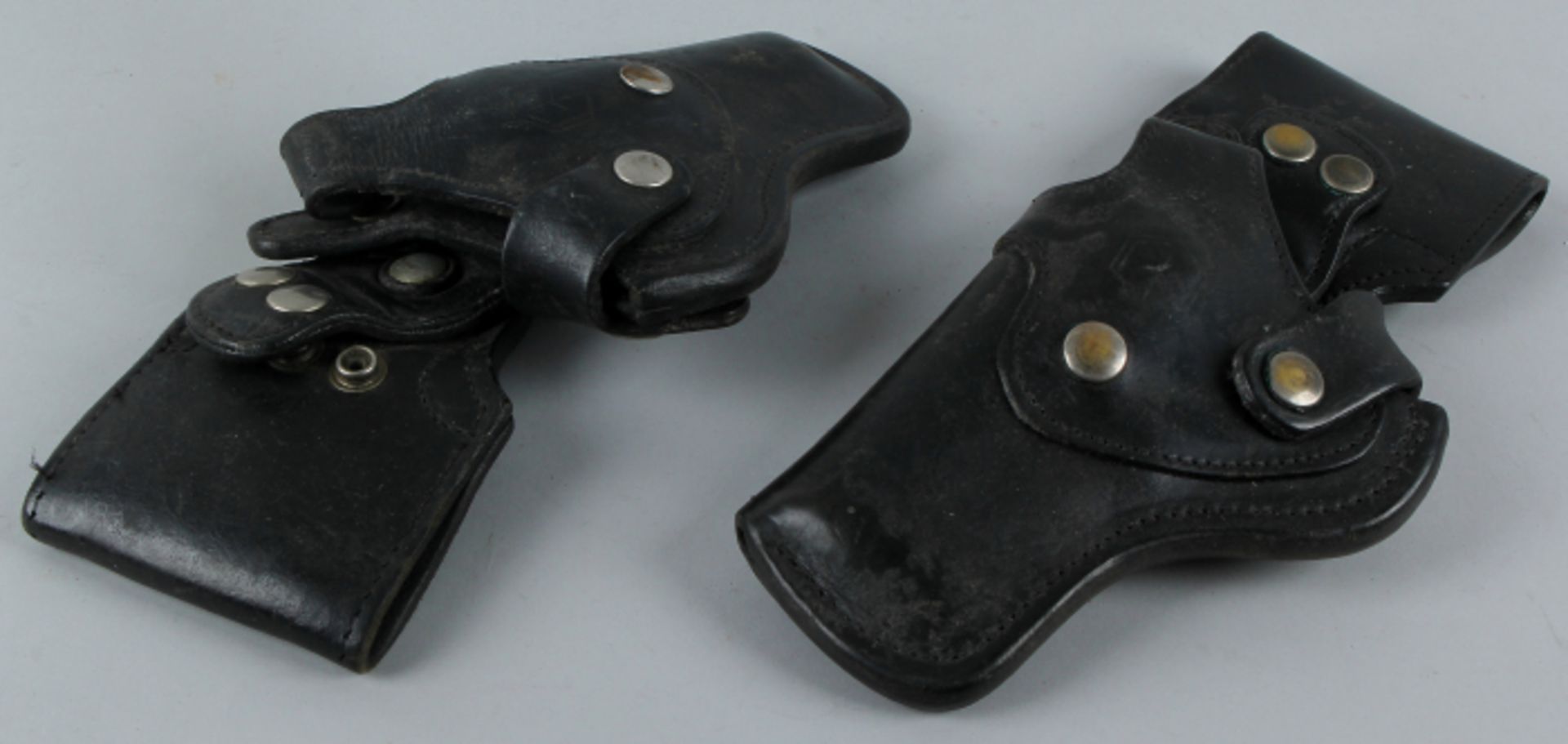 Two old leather gun holsters 20th century in good condition 27x12x5cm.     Zwei alte