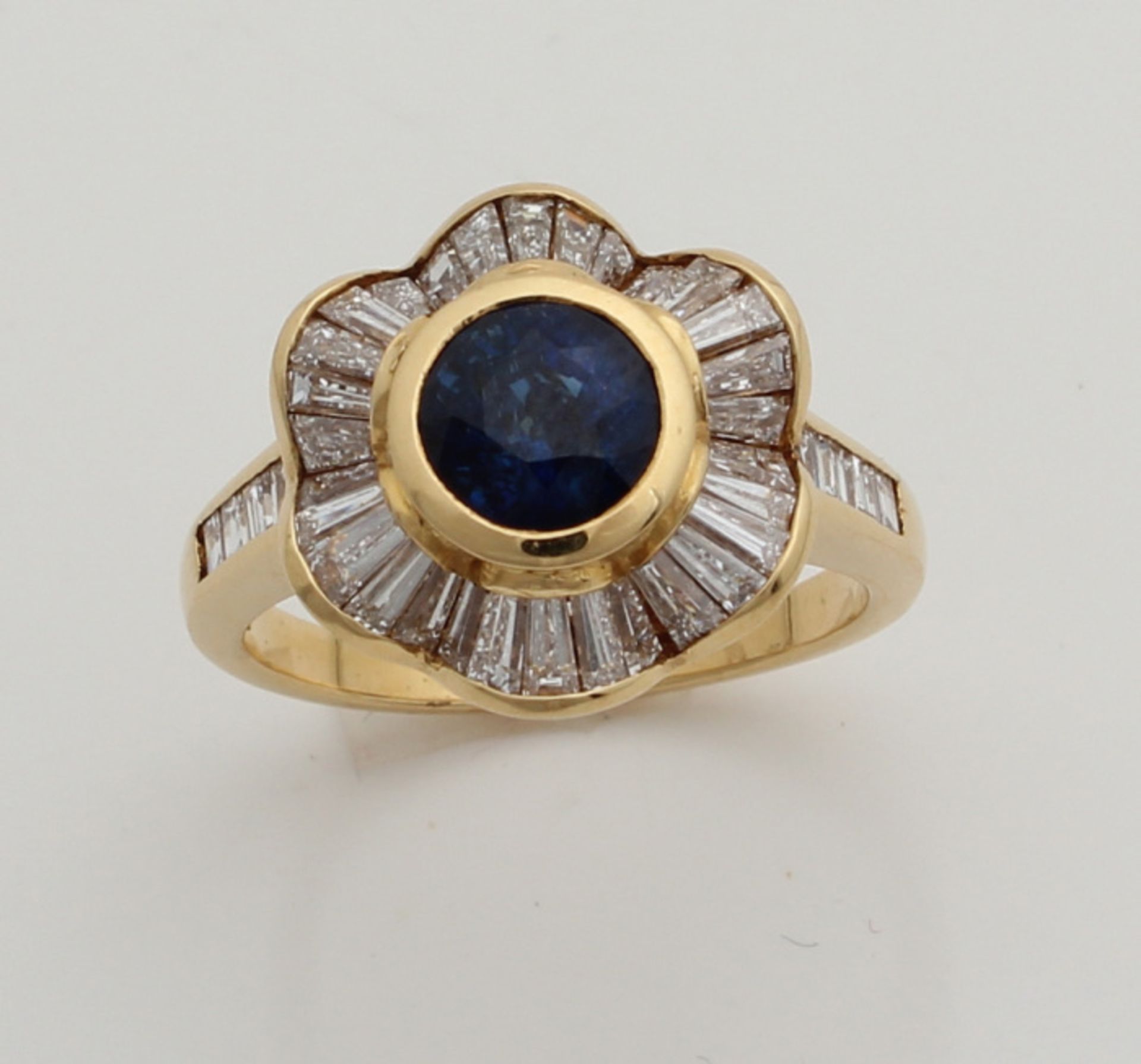 GG 750/000 ring with sapphire and diamonds.  The ring has on the top a flower shape, where in the