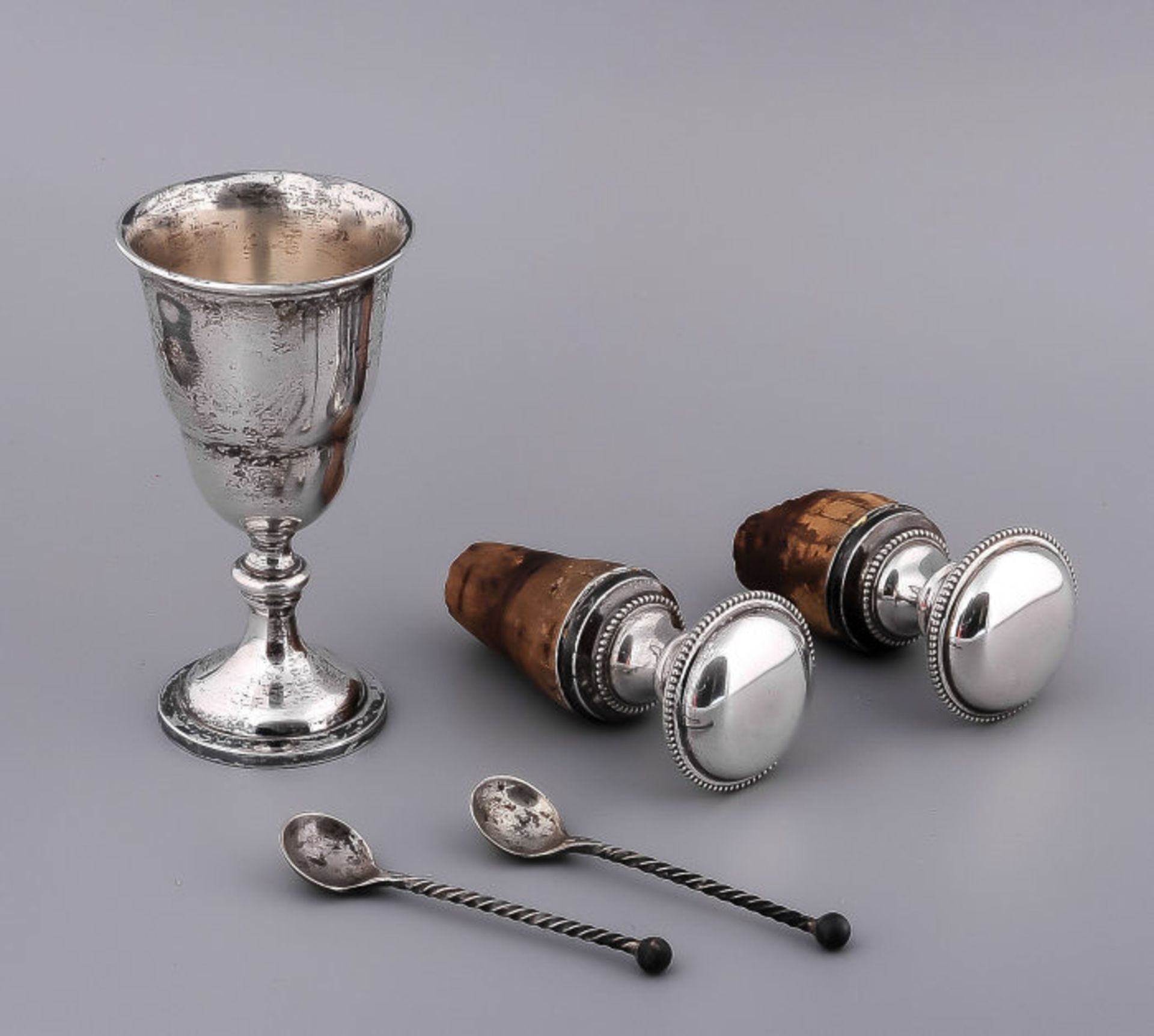 Dutch silver consisting of five parts: 1x shot glass (Gerritsen and Kampen), 2x bottle stoppers (