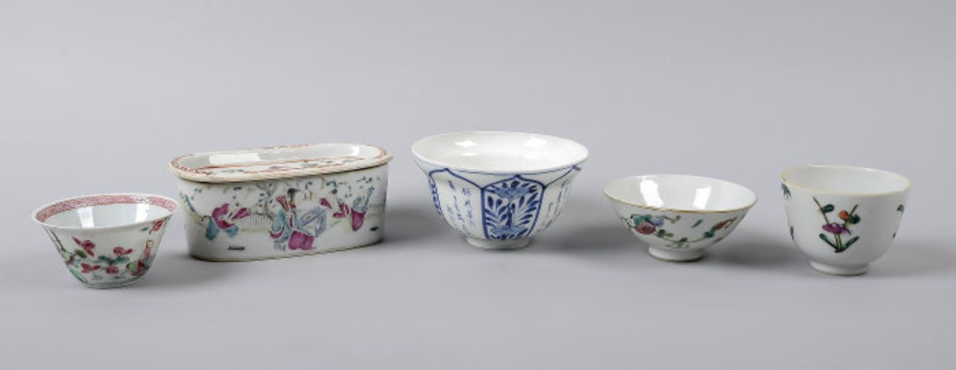 Five parts antique Chinese porcelain: 1x Kang Xi cup with texts and floral decoration, signed (1